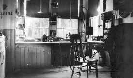 Station-Central Islip-Interior-Ticket Office-CI Block Office-1935 (Ayling-Keller).jpg (52181 bytes)